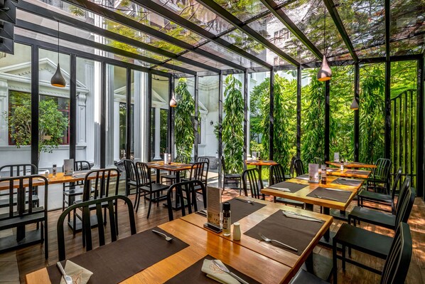 Breakfast, lunch, dinner served; garden views - White Mansion (Phnom Penh)