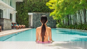Una piscina al aire libre