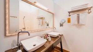 Ducha, artículos de tocador gratuitos, secador de pelo, batas