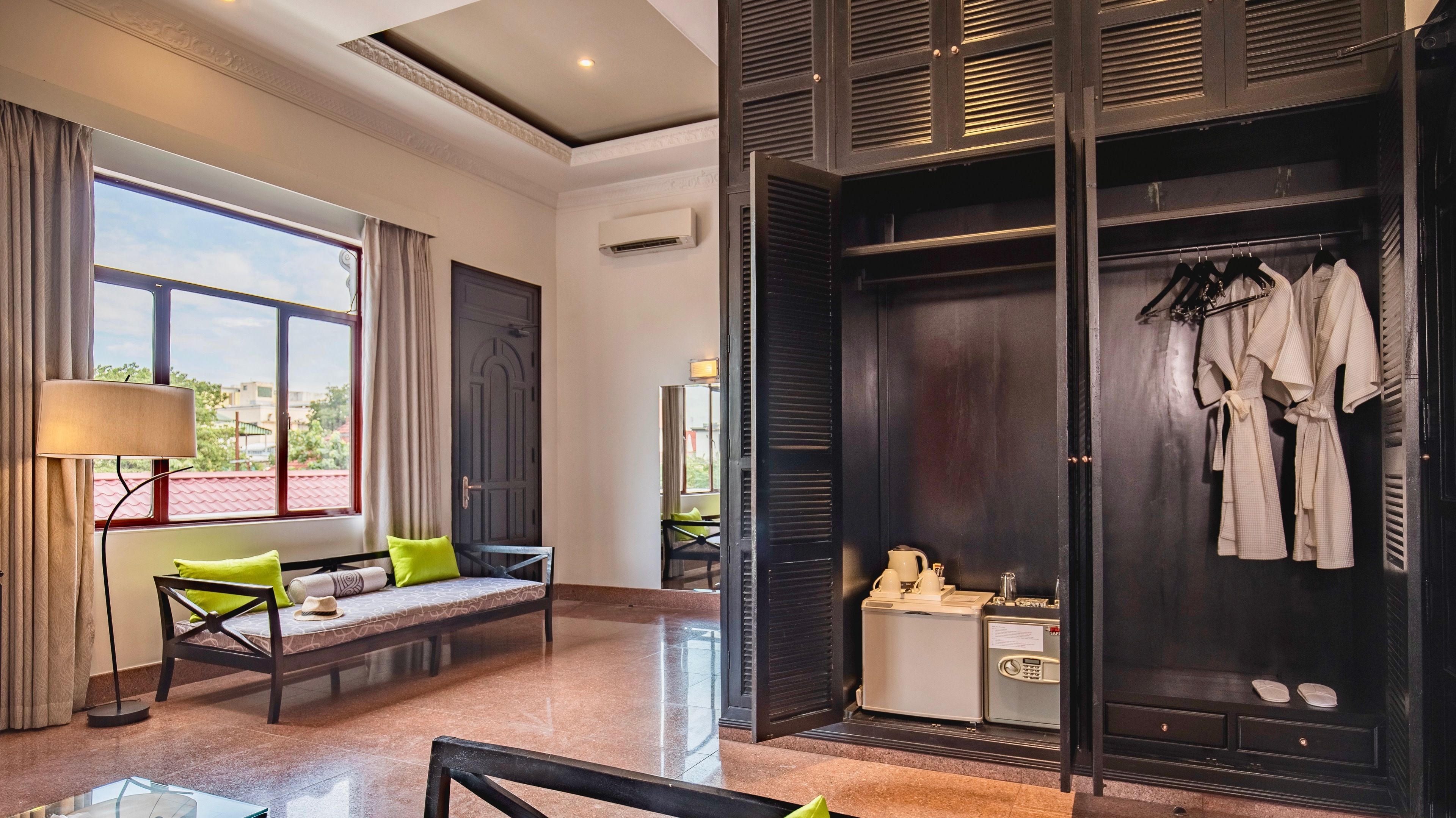 32-inch flat-screen tv with cable channels, tv