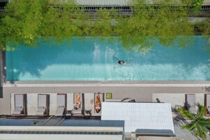 Una piscina al aire libre