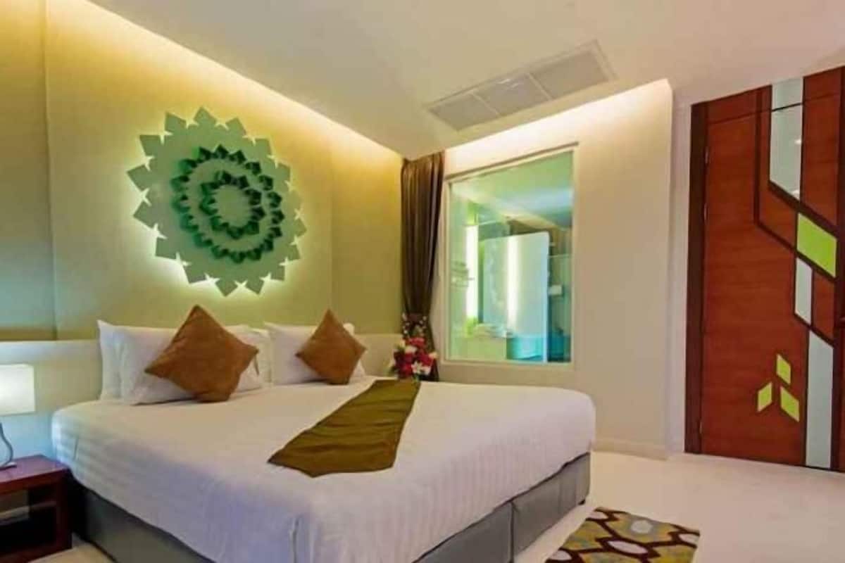 Ropa de cama de alta calidad y caja de seguridad en la habitación