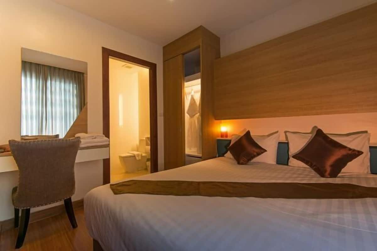 Premium bedding, in-room safe, desk, blackout drapes
