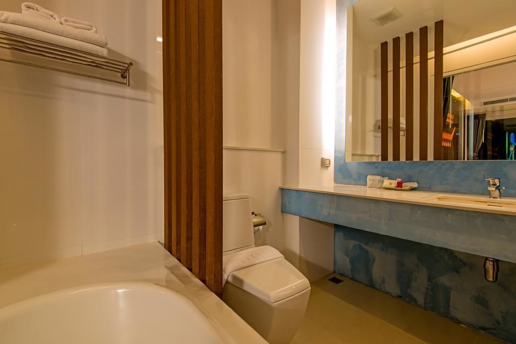deluxe double room | bathroom | shower, free toiletries, hair dryer, bathrobes