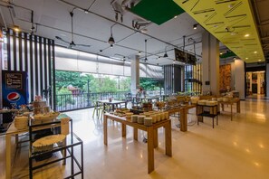 Se sirven desayunos, comidas, cenas y cocina tailandesa