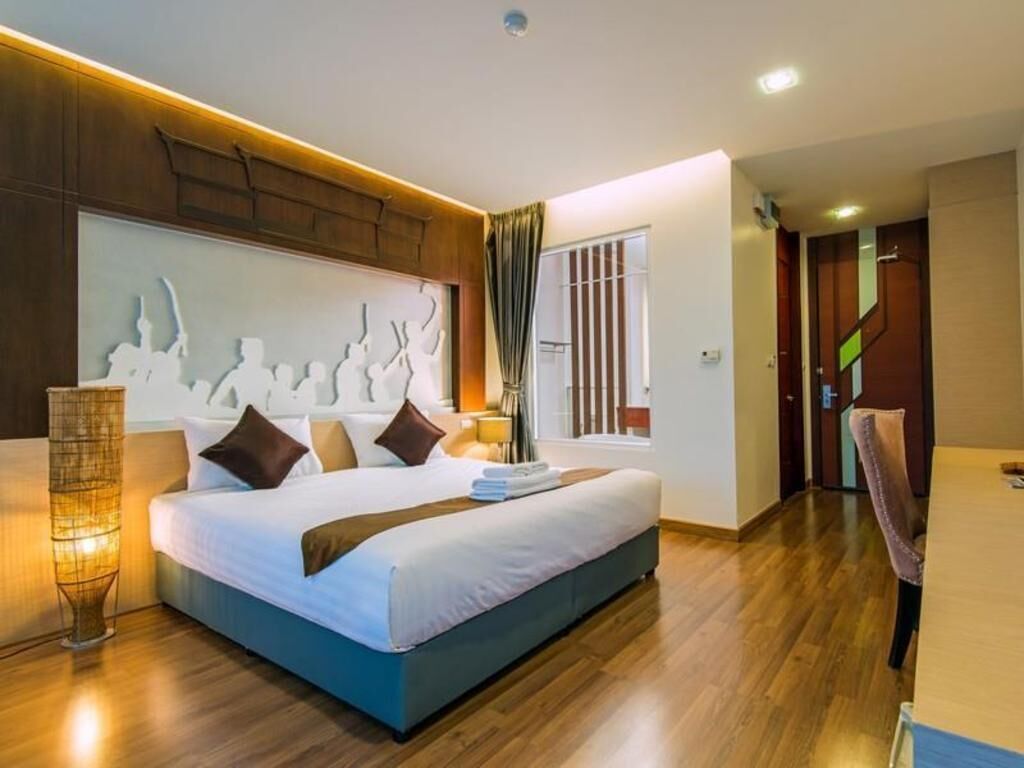 Premium bedding, in-room safe, desk, blackout curtains