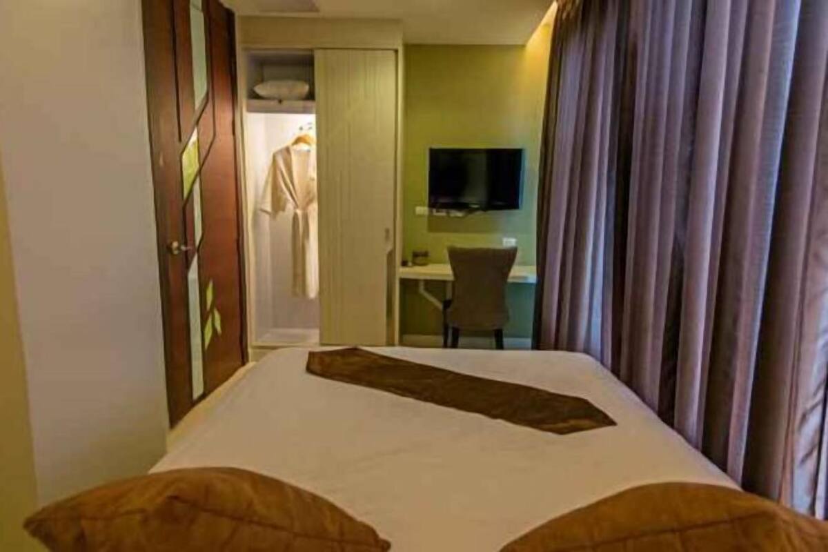 Premium bedding, in-room safe, desk, blackout curtains