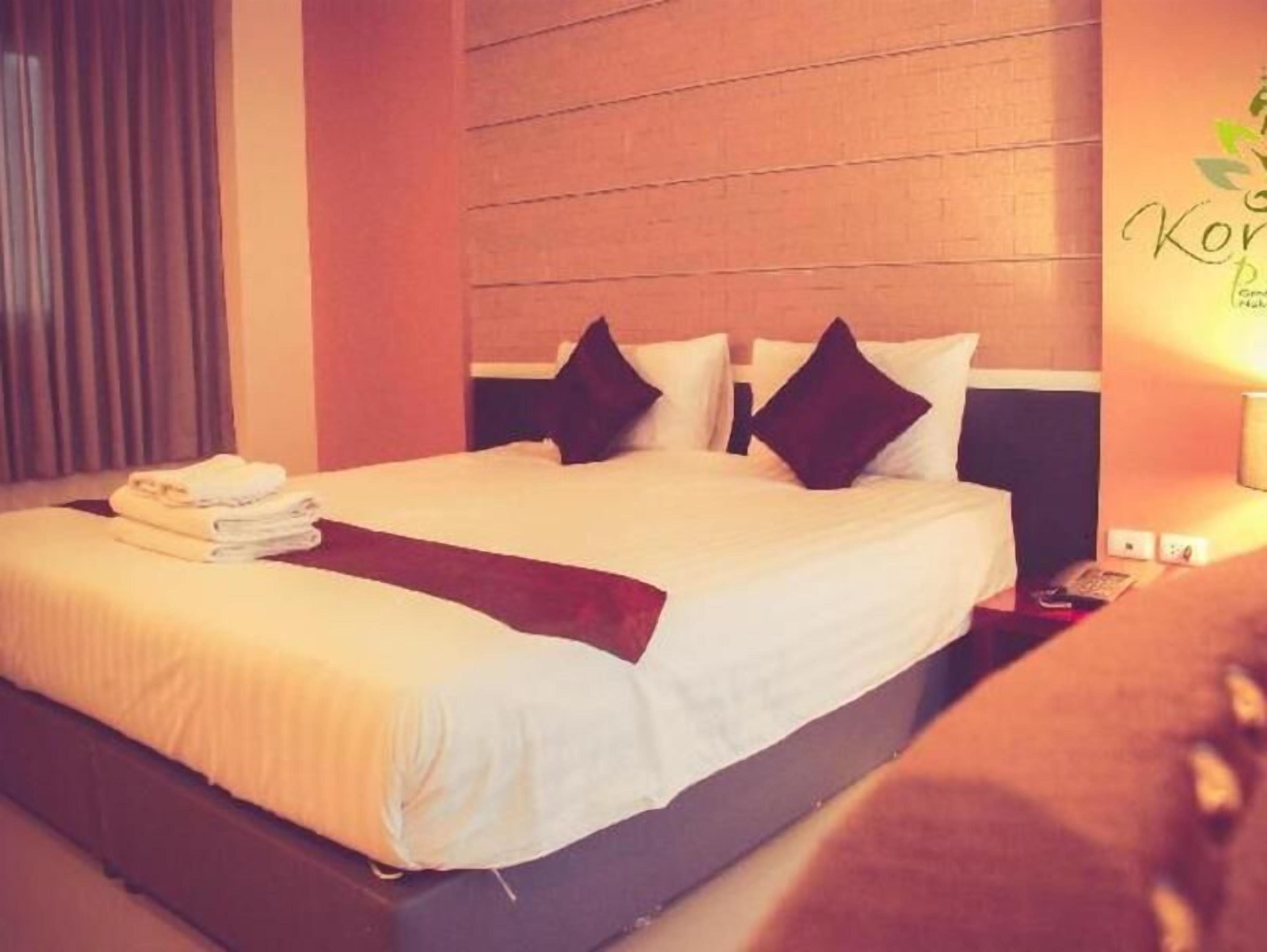 Premium bedding, in-room safe, desk, blackout curtains