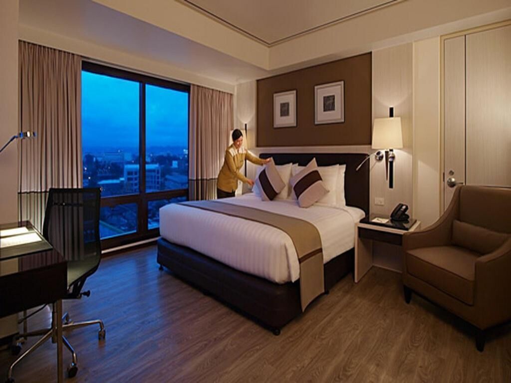 Roupas de cama premium, camas com colchões pillow-top, cortinas blackout