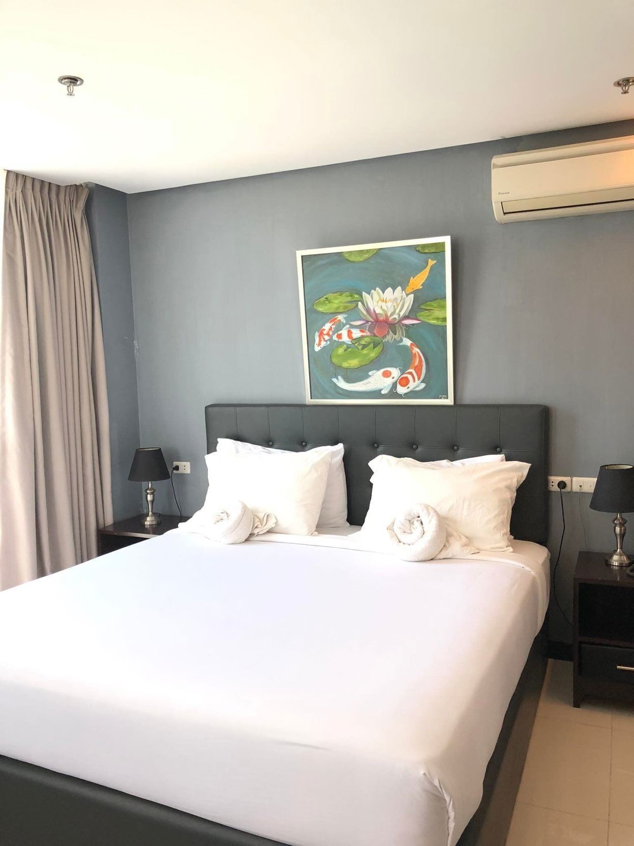 Roupas de cama premium, camas com colchões pillow-top, cortinas blackout