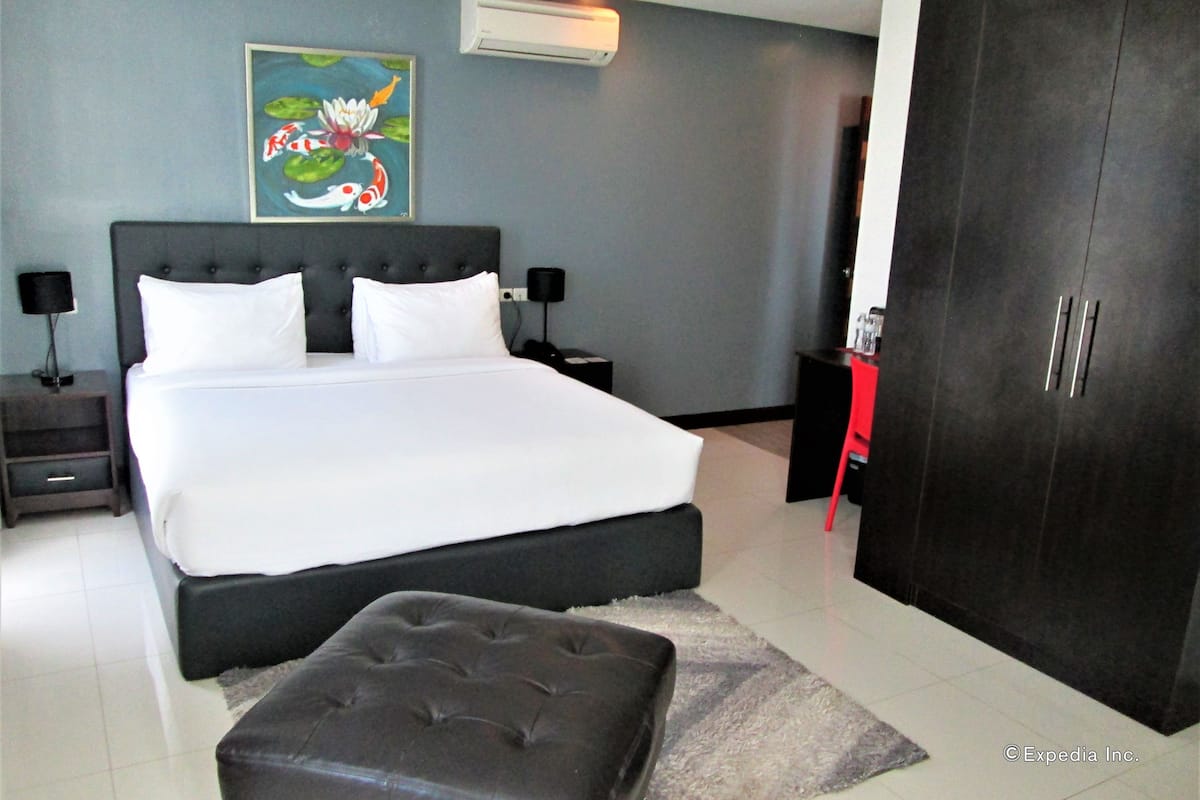 Suite | Premium bedding, pillowtop beds, blackout drapes, free WiFi