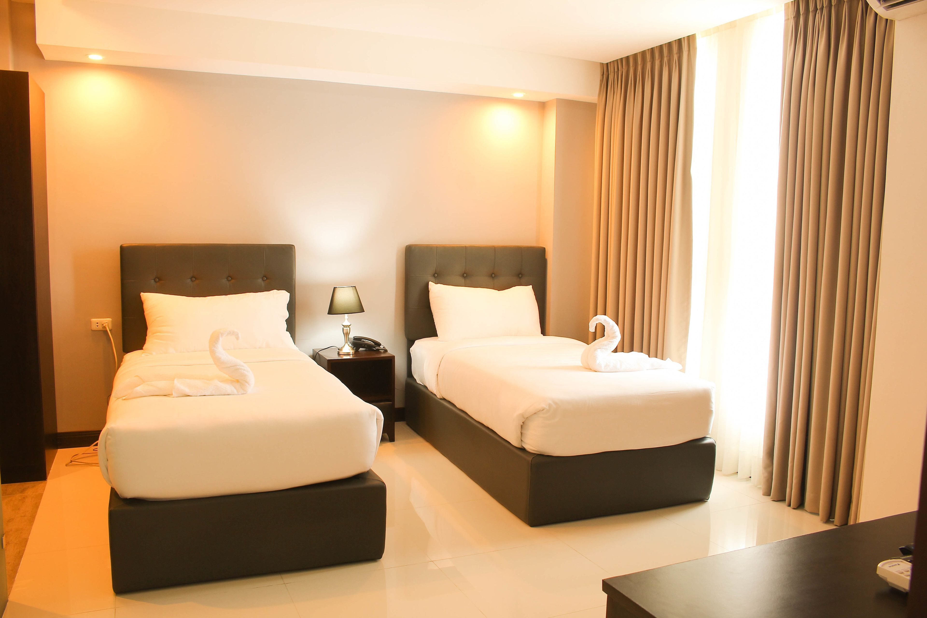 Roupas de cama premium, camas com colchões pillow-top, cortinas blackout