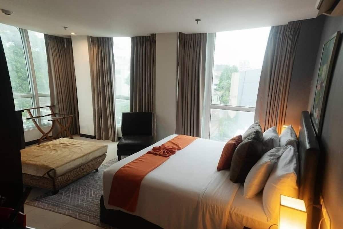 Suite | Premium bedding, pillow-top beds, blackout curtains, free WiFi