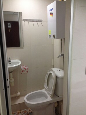 Een douche, gratis toiletartikelen, een haardroger, handdoeken