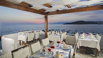 2 restaurantes, se sirven desayunos, comidas y cocina internacional
