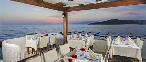 2 restaurants, breakfast, lunch, dinner served; international cuisine