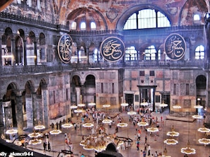Un edifici gran i antic, amb diverses voltes i finestrals amplis.