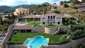 A large, modern villa with a swimming pool, stone walls, and a well-maintained lawn. - Villa degli Ulivi (Itri)