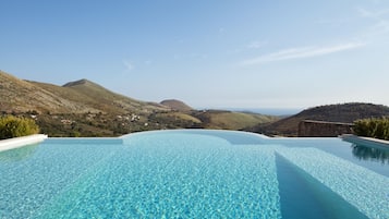 Piscina stagionale all'aperto, una piscina a sfioro, lettini