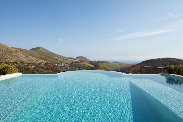 Kolam renang outdoor musiman dan sebuah infinity pool