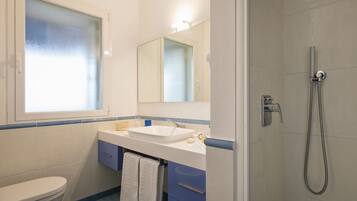 Deluxe Suite (Dependance) | Bathroom | Shower, free toiletries, hair dryer, bidet