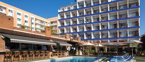 Innendørsbasseng,utendørsbasseng, bassengparasoller og solsenger