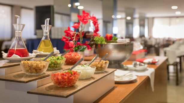 Un bufé con diversos alimentos y salsas.