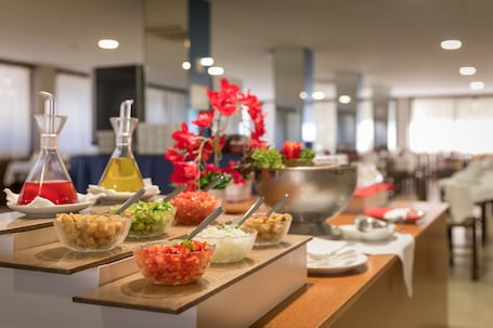 Frühstück, Mittagessen und Abendessen. htop Palm Beach & SPA
