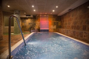 Bañera de hidromasaje cubierta