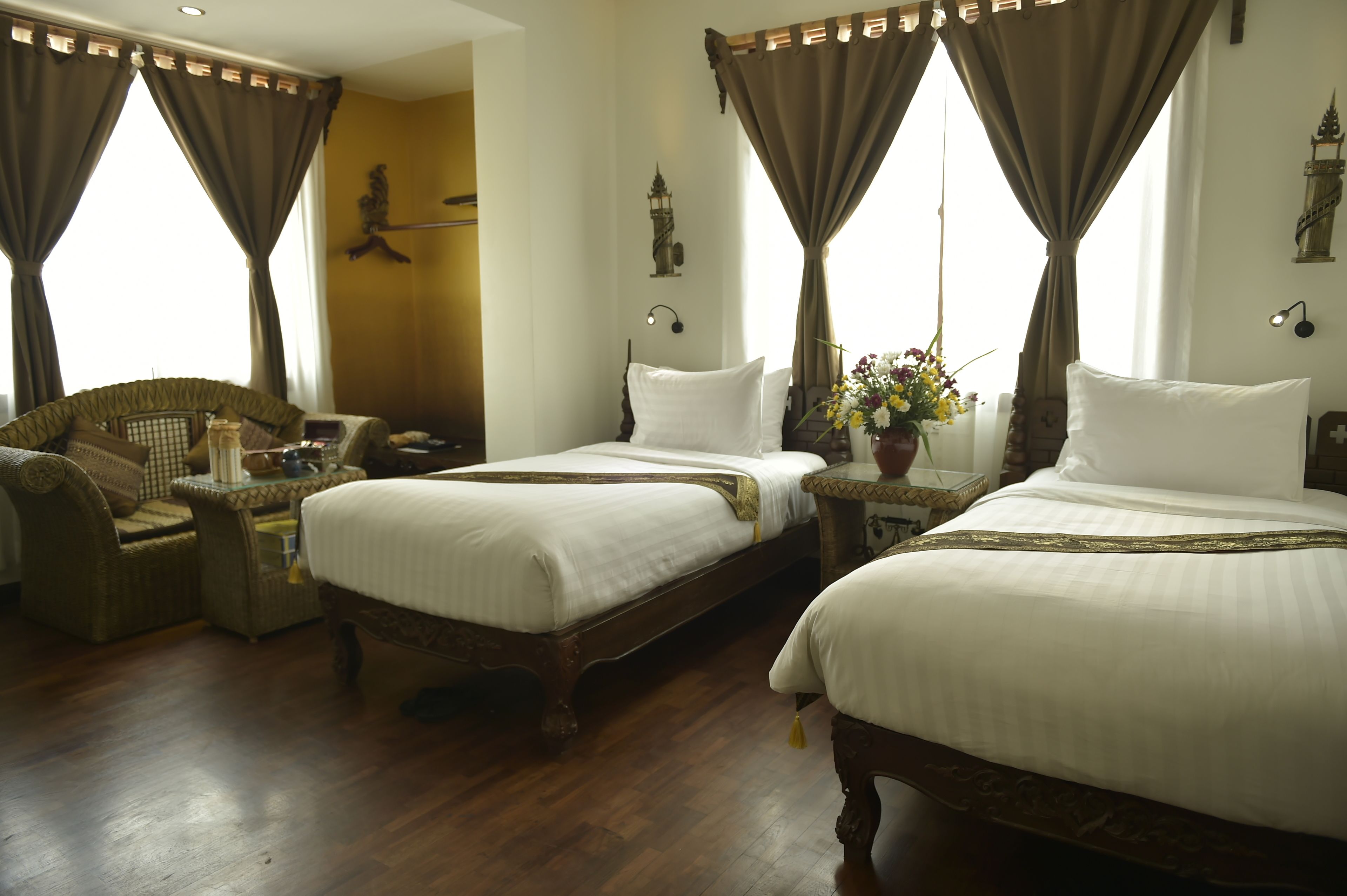 deluxe room | minibar, in-room safe, desk, soundproofing