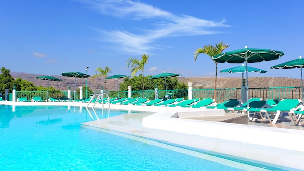 Piscine extérieure, parasols de plage, chaises longues