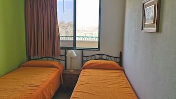 Appartement, 2 slaapkamers, balkon, gedeeltelijk uitzicht op zee (max 5) | 1 slaapkamer, een kluis op de kamer, een bureau, gratis babybedden