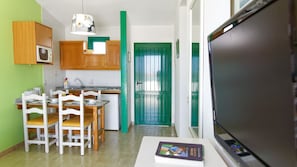 Apartamento, 1 quarto, sacada, vista parcial para o mar | Área de estar | TV
