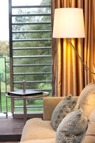 高级房, 阳台 | 高档床上用品、客房内保险箱、办公桌、熨斗/熨板