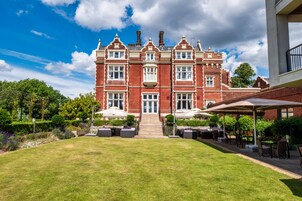 高级房, 阳台 | 高档床上用品、客房内保险 箱、办公桌、熨斗/熨板