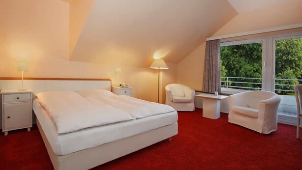 In-room safe, desk, iron/ironing board (on request), WiFi (free) - Hotel Kaiserhof (Lübeck)