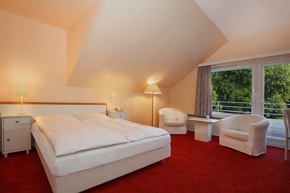 In-room safe, desk, iron/ironing board, free WiFi - Hotel Kaiserhof (Lübeck)