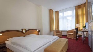 Standard Double Room | In-room safe, desk, iron/ironing board (on request), WiFi (free) - Hotel Kaiserhof (Lübeck)
