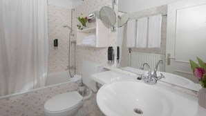 Hair dryer, towels - Hotel Kaiserhof (Lübeck)