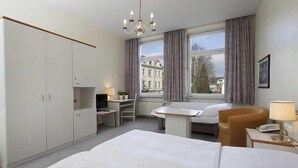 Standard Single Room | In-room safe, desk, iron/ironing board (on request), WiFi (free) - Hotel Kaiserhof (Lübeck)