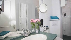 Hair dryer, towels - Hotel Kaiserhof (Lübeck)