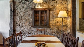 Appartement, 3 chambres (2-8 people, SPA included) | Salle de séjour | Télévision à écran plat, lecteur de DVD