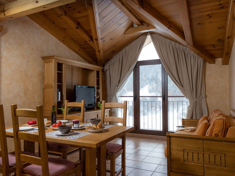 Premium bedding, in-room safe, individually decorated