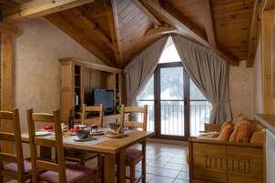 Ropa de cama de alta calidad y caja de seguridad en la habitación 