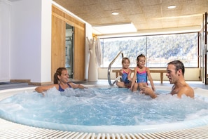 Bồn tắm spa trong nhà