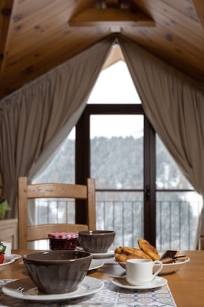 Breakfast buffet - Apartaments Turístics Els Llacs (Bordes d'Envalira)