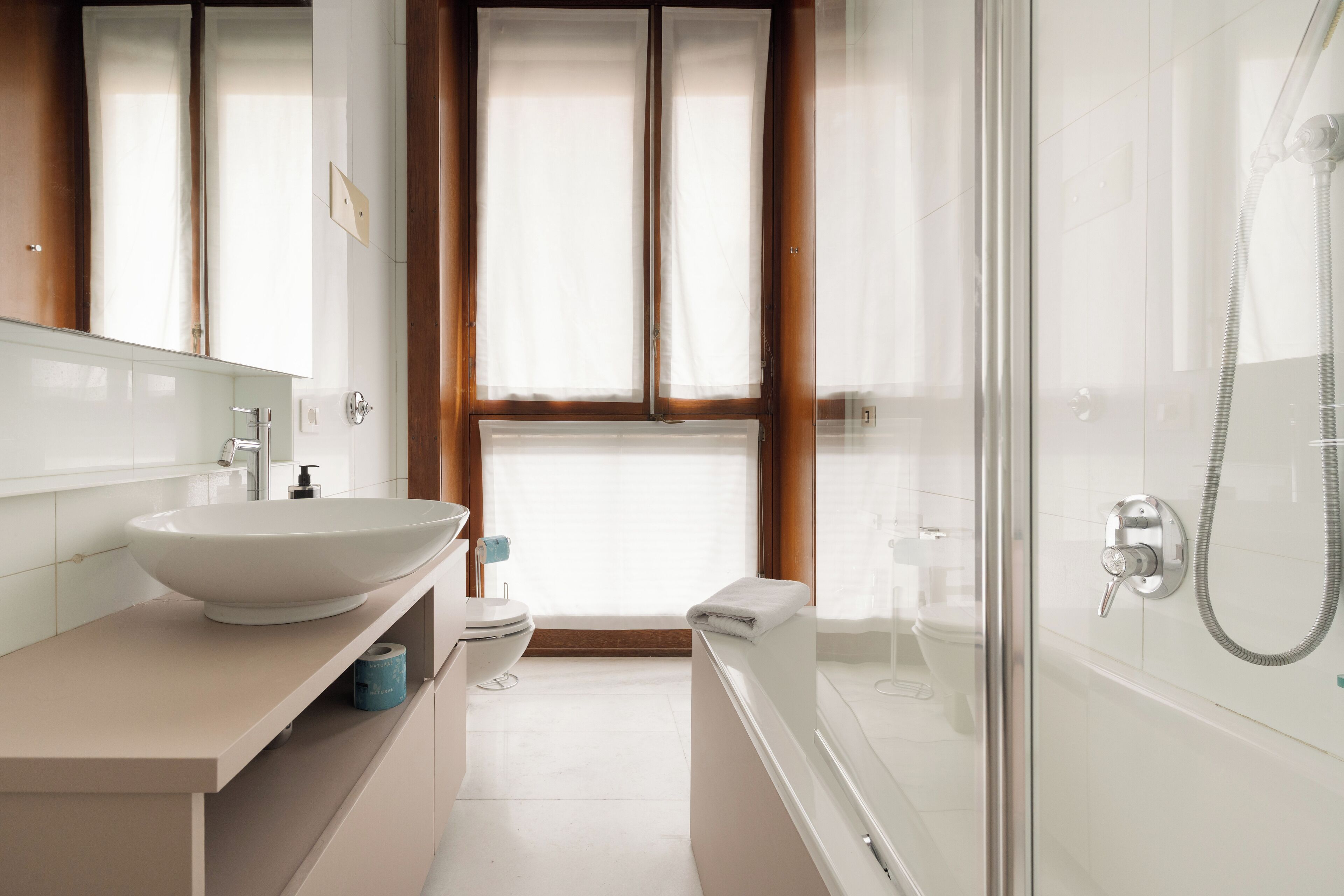 Appartamento con 2 camere da letto, Via Conservatorio 11 | Bathroom | Shower, free toiletries, hair dryer, bidet