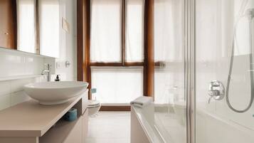Appartamento con 2 camere da letto, Via Conservatorio 11 | Bathroom | Shower, free toiletries, hair dryer, bidet