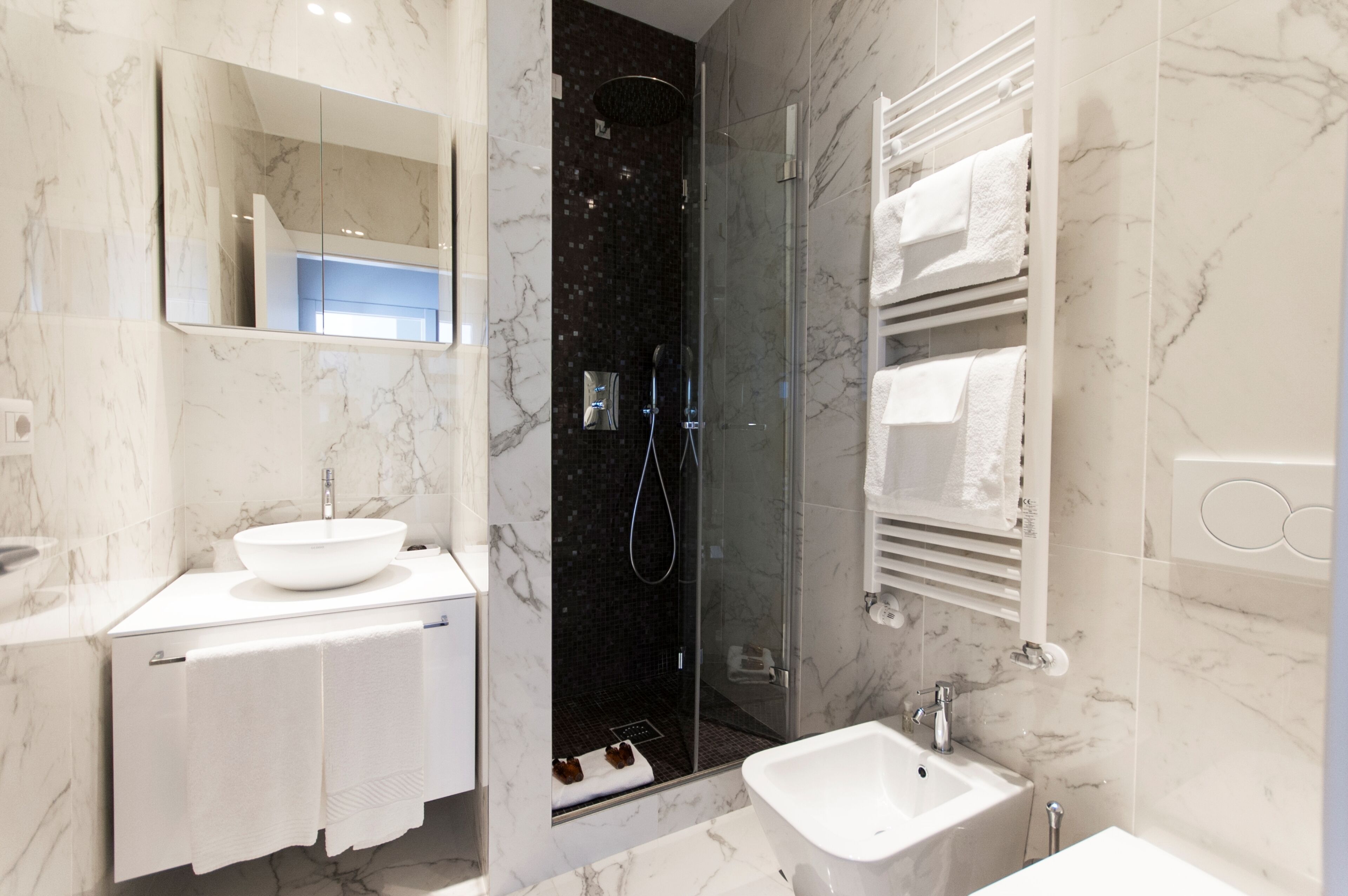 Doccia, set di cortesia gratuito, asciugacapelli, bidet