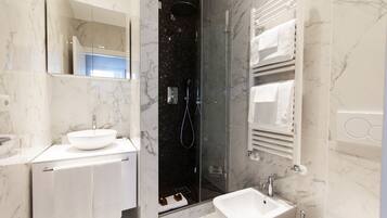 Doccia, set di cortesia gratuito, asciugacapelli, bidet